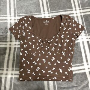 brown hollister cropped flowered tee